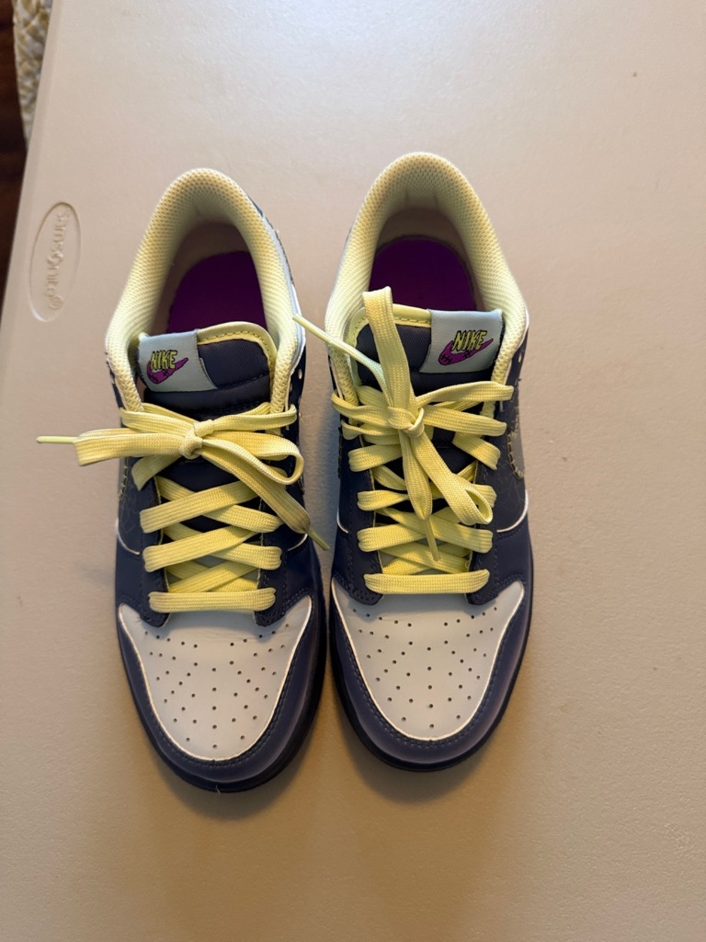 Nike Kids Low-Top Sneakers in Navy, White & Yellow